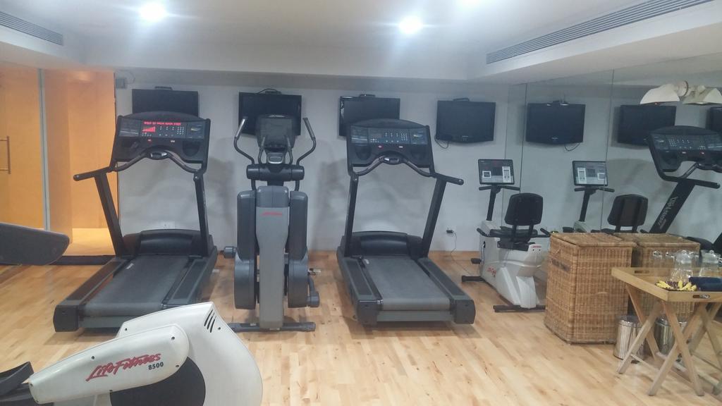 โรงแรมเดอะ พาร์ค บังกาลอร์ ภายนอก รูปภาพ A Life Fitness gym