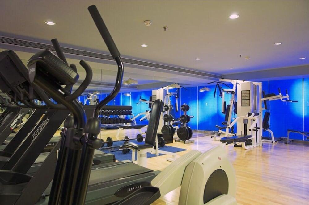 โรงแรมเดอะ พาร์ค บังกาลอร์ ภายนอก รูปภาพ The gym at the hotel