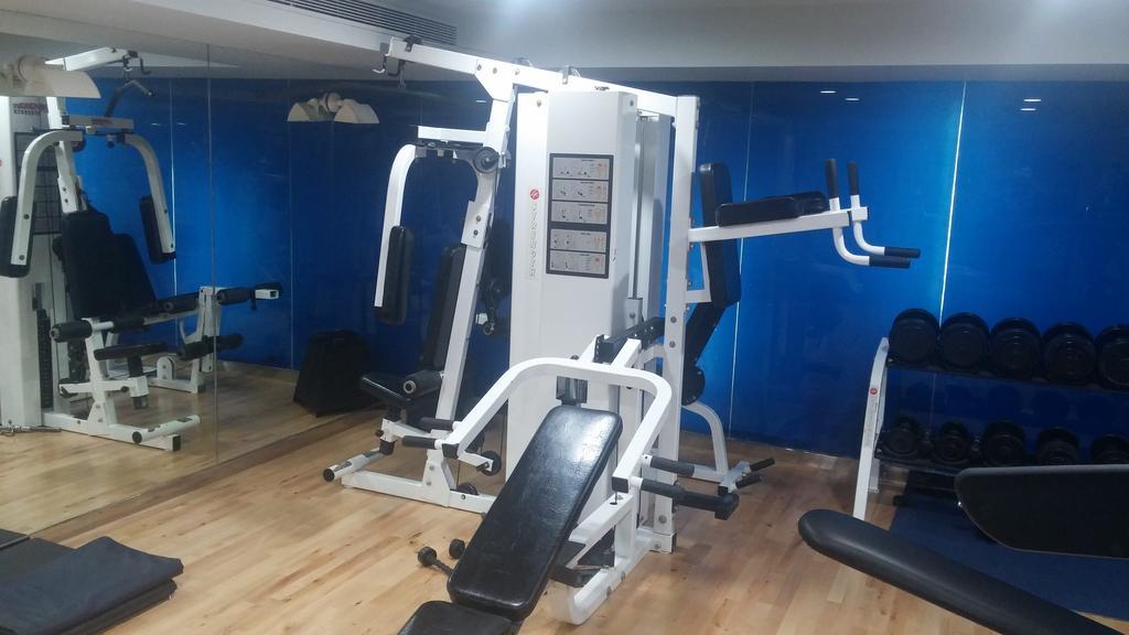 โรงแรมเดอะ พาร์ค บังกาลอร์ ภายนอก รูปภาพ A leg press machine