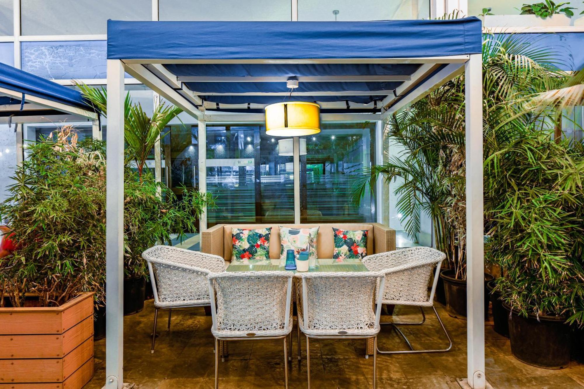 โรงแรมเดอะ พาร์ค บังกาลอร์ ภายนอก รูปภาพ A pergola in a restaurant