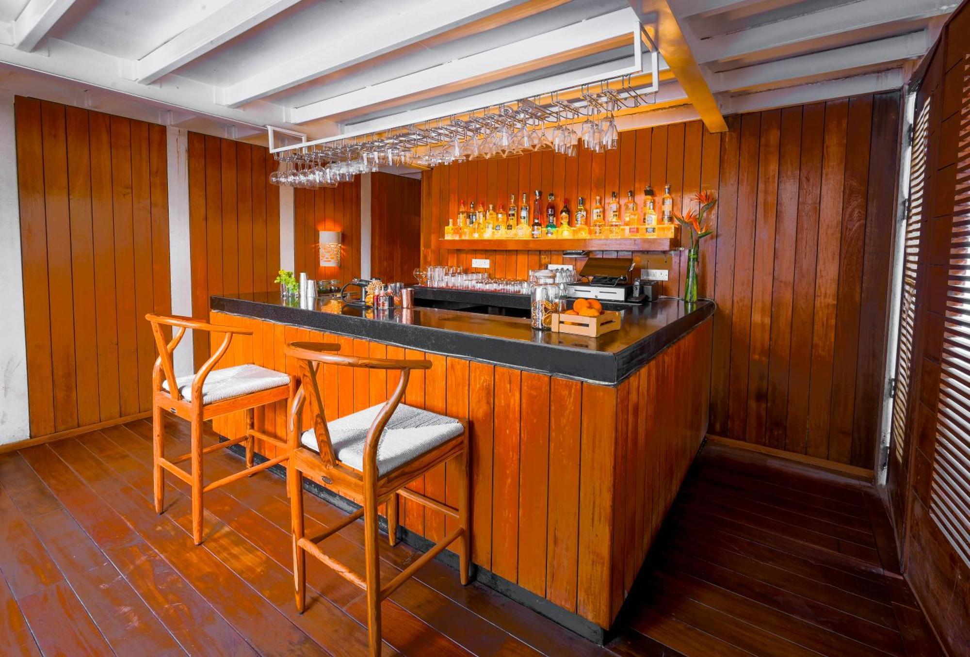โรงแรมเดอะ พาร์ค บังกาลอร์ ภายนอก รูปภาพ The bar on board