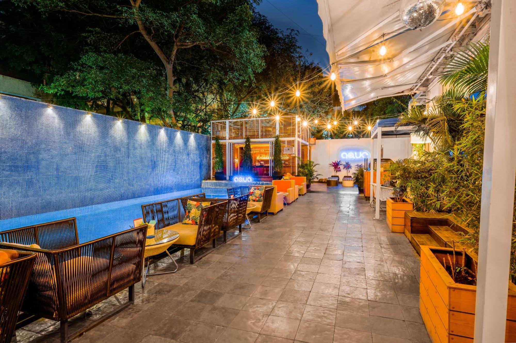 โรงแรมเดอะ พาร์ค บังกาลอร์ ภายนอก รูปภาพ The restaurant's outdoor seating area