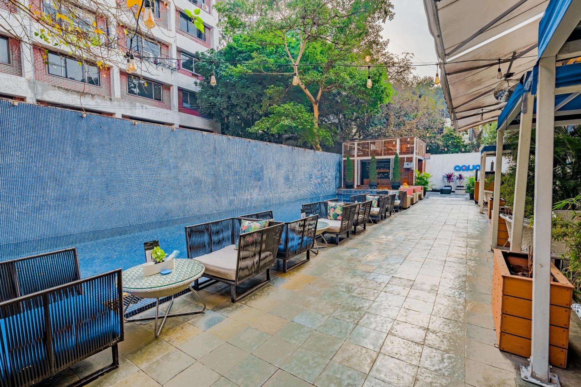 โรงแรมเดอะ พาร์ค บังกาลอร์ ภายนอก รูปภาพ The outdoor seating area of the restaurant