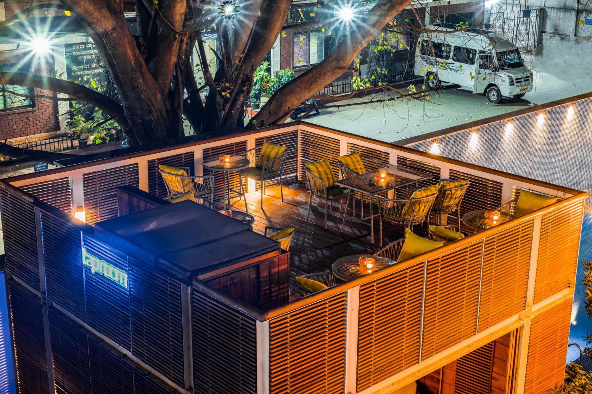 โรงแรมเดอะ พาร์ค บังกาลอร์ ภายนอก รูปภาพ The patio at the restaurant
