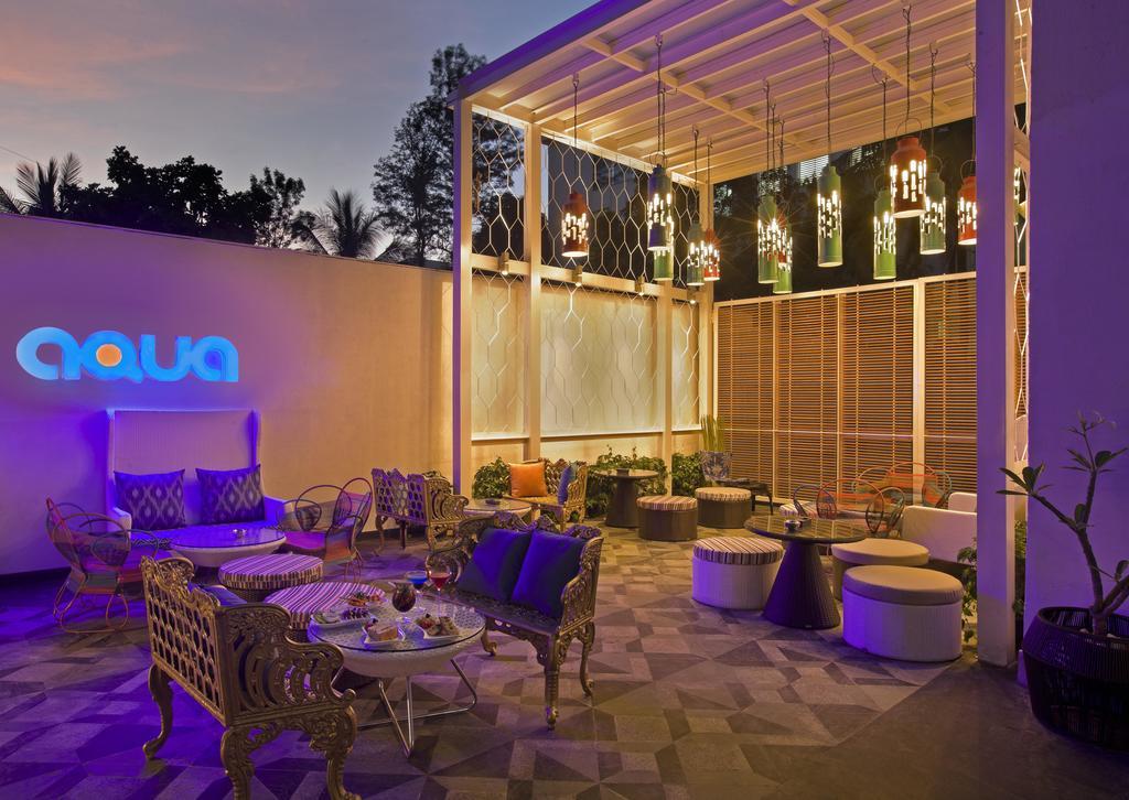 โรงแรมเดอะ พาร์ค บังกาลอร์ ภายนอก รูปภาพ The lounge at the Crowne Plaza Hotel, Karachi