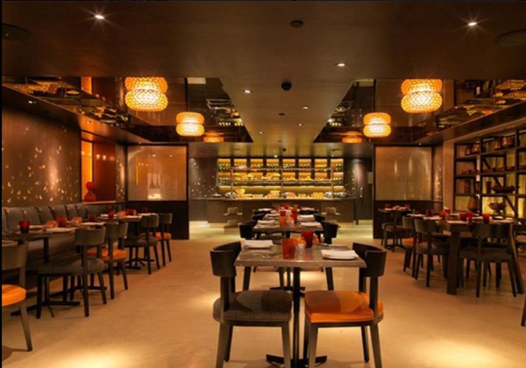 โรงแรมเดอะ พาร์ค บังกาลอร์ ภายนอก รูปภาพ Interior of the restaurant
