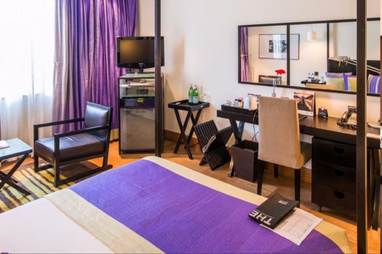 โรงแรมเดอะ พาร์ค บังกาลอร์ ภายนอก รูปภาพ A room at the hotel