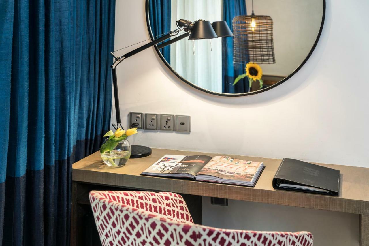 โรงแรมเดอะ พาร์ค บังกาลอร์ ภายนอก รูปภาพ A desk in a hotel room