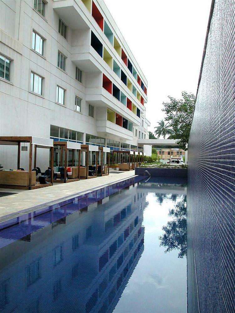 โรงแรมเดอะ พาร์ค บังกาลอร์ ภายนอก รูปภาพ The hotel's pool